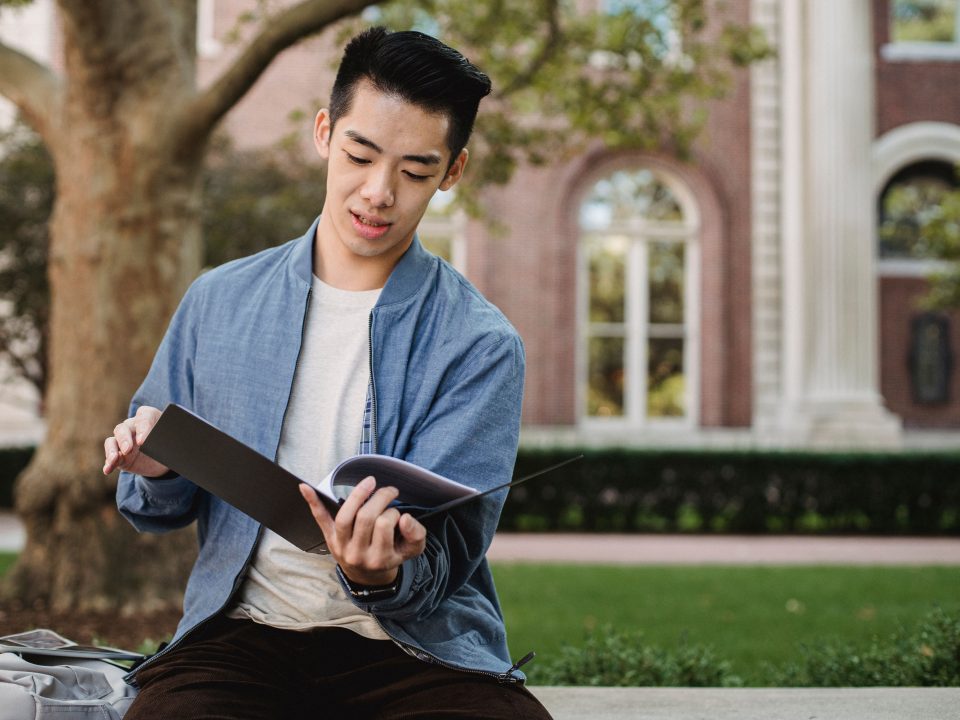 Sinh viên xem hồ sơ chứng minh tài chính du học Canada trên khuôn viên đại học