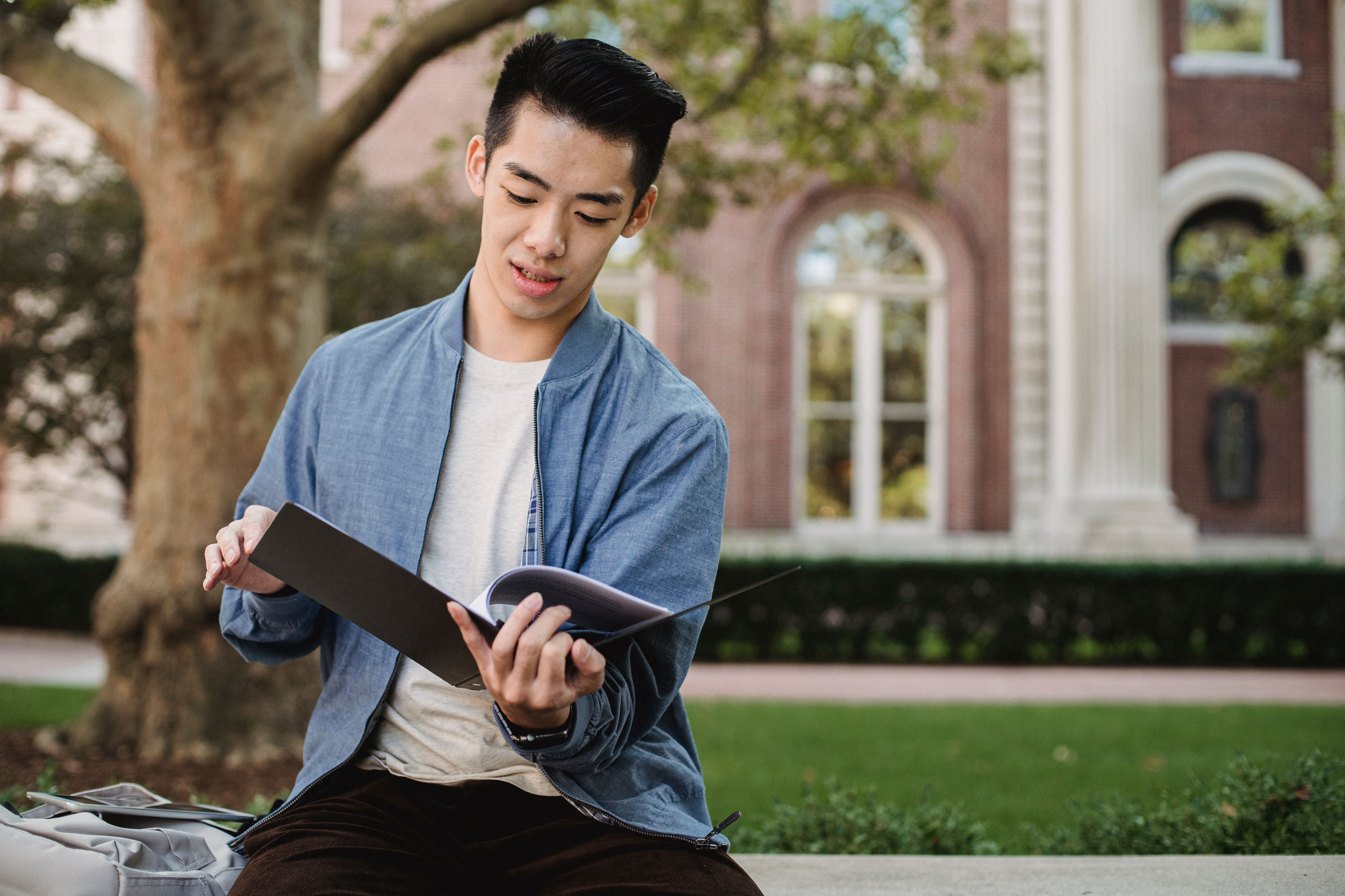 Sinh viên xem hồ sơ chứng minh tài chính du học Canada trên khuôn viên đại học