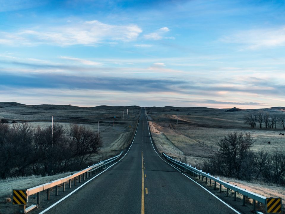 Con đường xuyên đồng cỏ Saskatchewan minh hoạ SINP đợt cuối năm 2026