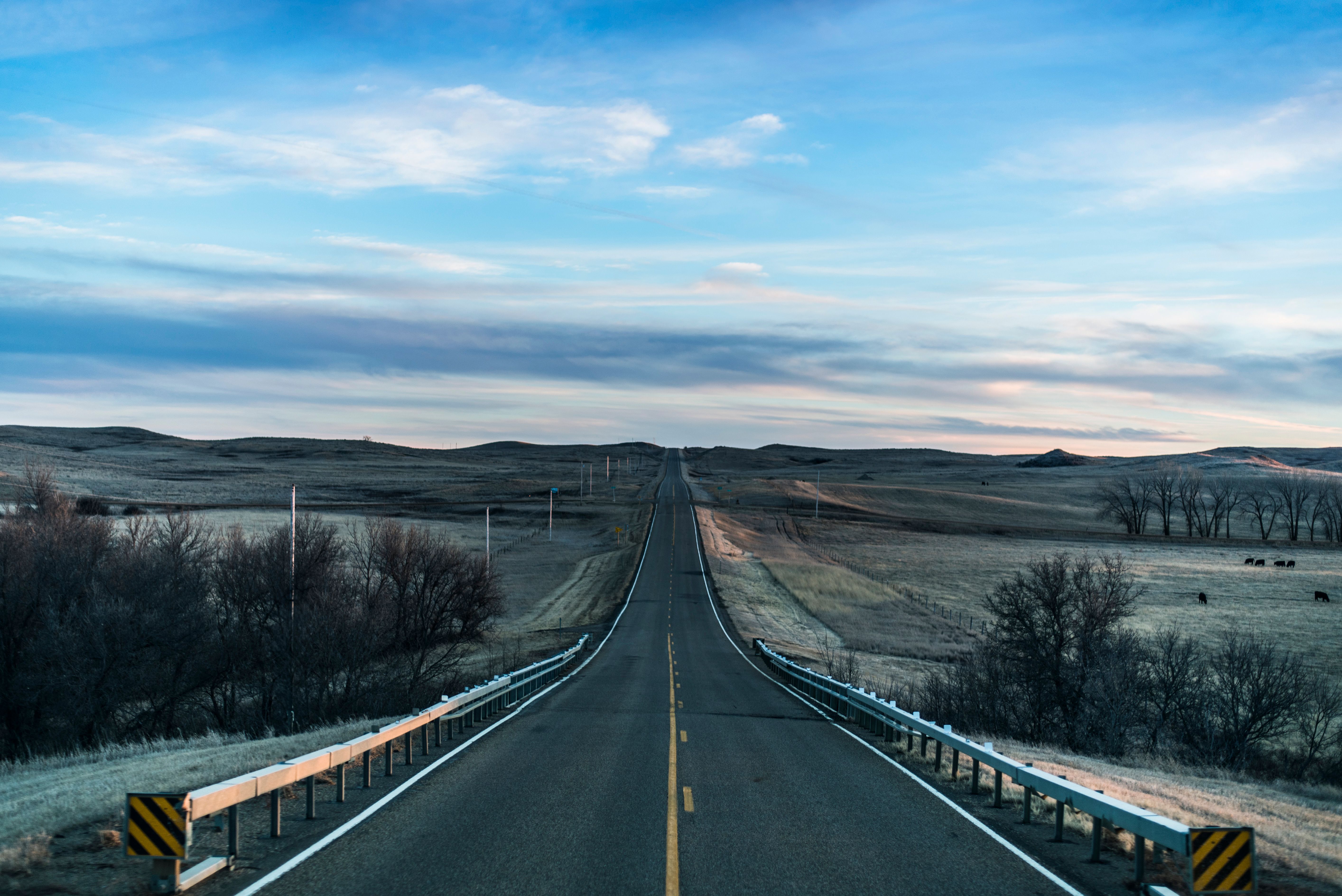 Con đường xuyên đồng cỏ Saskatchewan minh hoạ SINP đợt cuối năm 2026