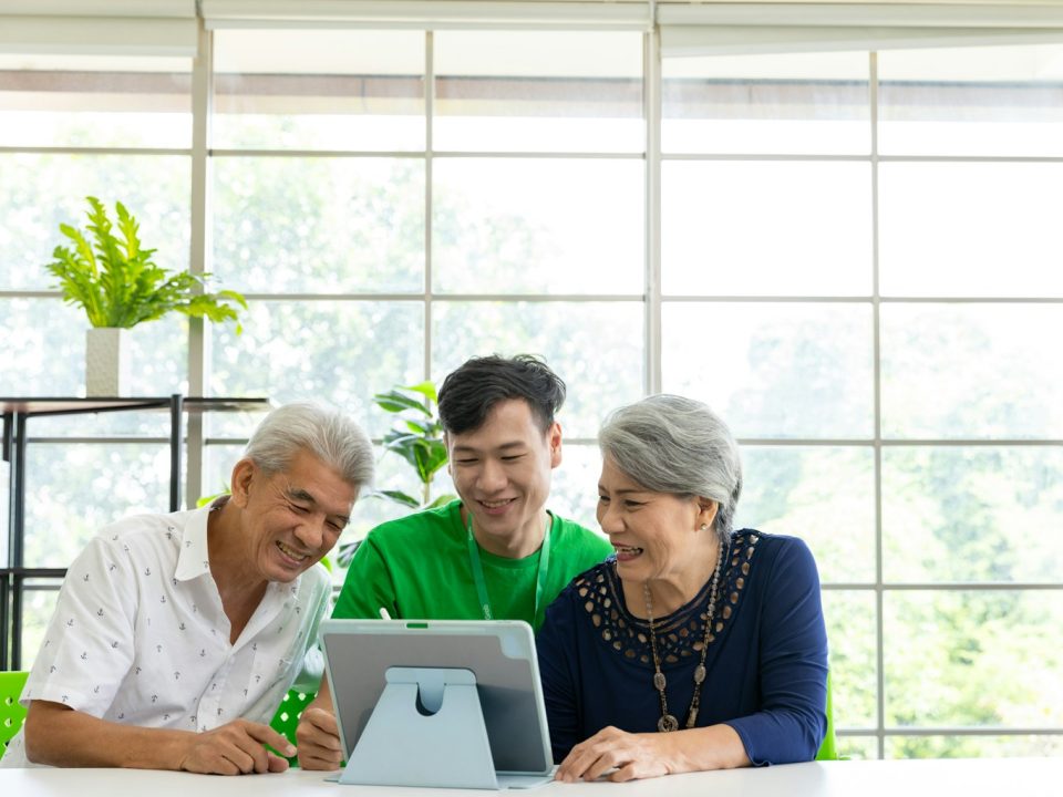 Bố mẹ và con trai cùng xem thông tin hồ sơ trên máy tính bảng