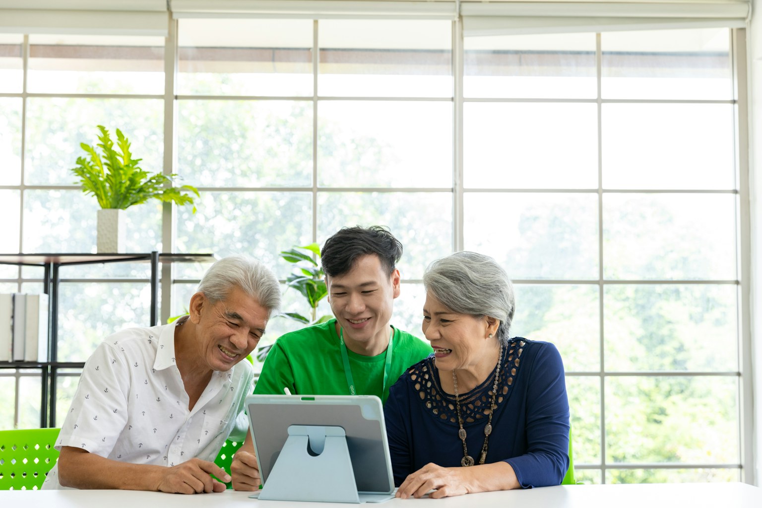 Bố mẹ và con trai cùng xem thông tin hồ sơ trên máy tính bảng